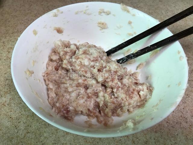 用筷子顺一个方向搅拌上劲（太干可适当加些清水）备用。