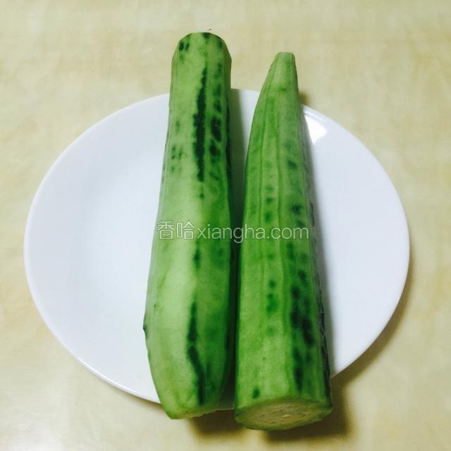 丝瓜一条，削皮洗干净，备用