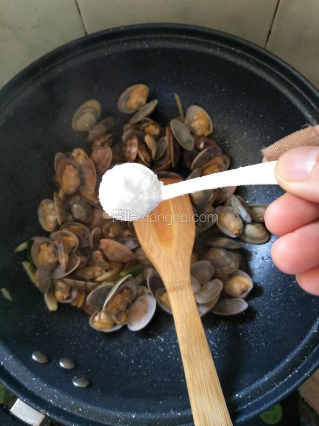 加入盐，白糖，酱油调味
