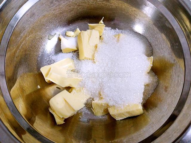 黄油室温软化后加入盐，白糖，用电动打蛋器打发均匀