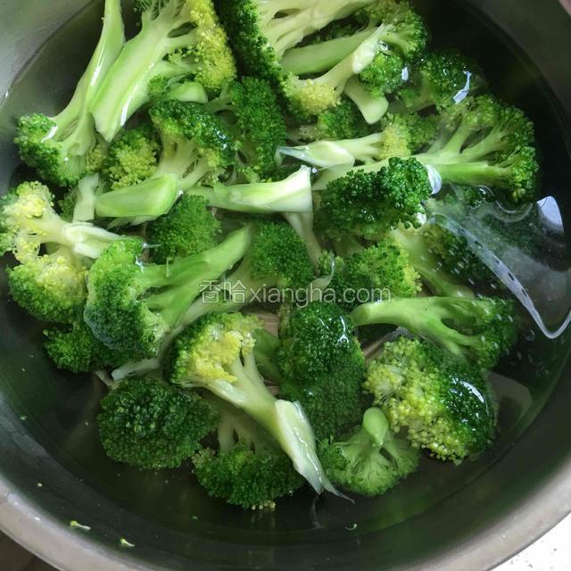 放入凉水中浸泡