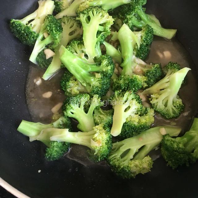 倒入淀粉水，大火收汁。