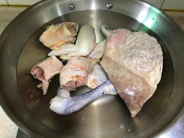 将猪肚和鸡块清洗干净冷水下锅加入料酒和姜片。