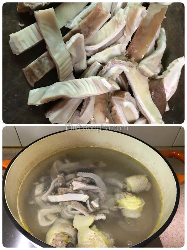 将汆过水的鸡肉和猪肚再用温水洗净浮沫、猪肚切成1厘米左右的段和鸡肉一起放入炖锅中，注入足够的清水，大火烧开转小火慢炖2小时以上。