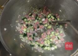 黄瓜火腿蛋炒饭的做法图解4