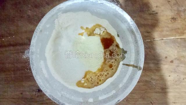 依次向低筋粉中加入白糖、奶粉和融化的黄油。