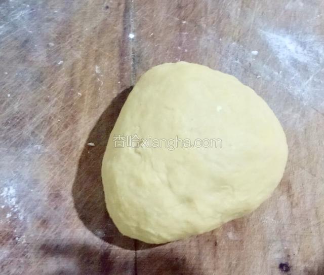 搅拌好的面粉揉搓成光滑面团醒发几分钟。