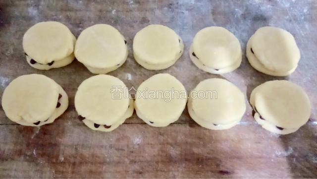 将剩余一半面饼盖在铺满红豆的面饼上面并用手轻轻按压使上部的面饼与红豆融合。