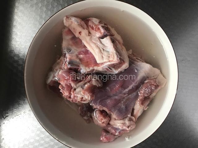 羊排骨用清水浸泡2小时，把血水浸泡出。