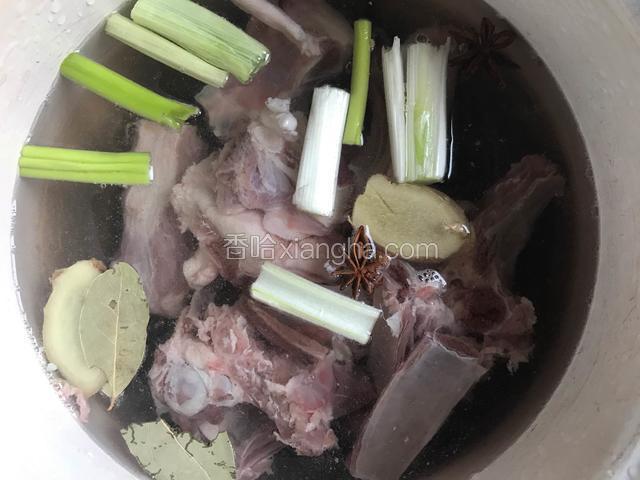 羊排洗净，放入锅中加清水，清水要没过羊排，放入葱段、姜片、香叶两片、八角两颗，大火转中小火，水开时，把浮沫撇出，炖半个小时以上。