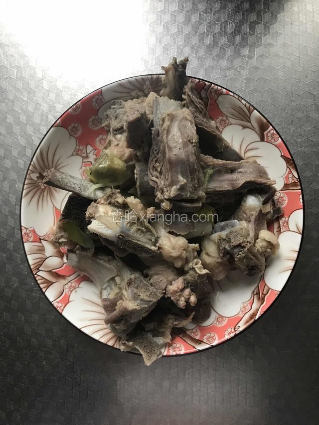 炖熟后捞出晾凉备用。