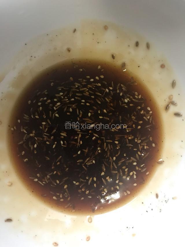 准备料汁：蚝油2汤勺、生抽1勺、蒸鱼豉油1勺、蜂蜜1大勺、料酒1汤勺半、孜然适量调成汁，如果口重可以少量加盐。