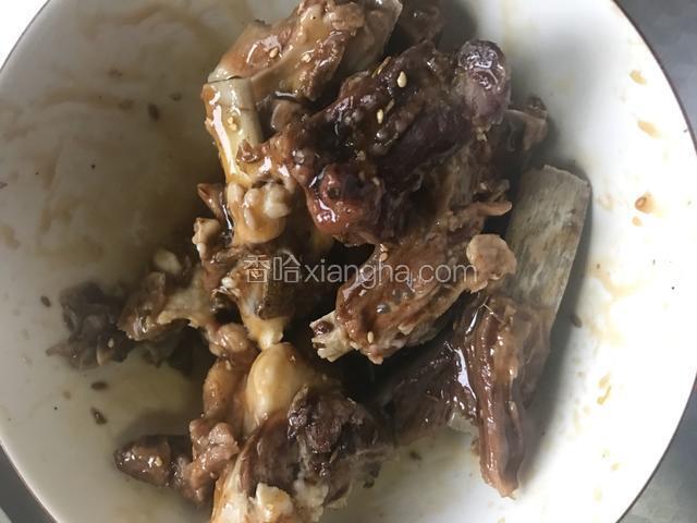 把羊排放入汁料中拌匀煨半小时以上