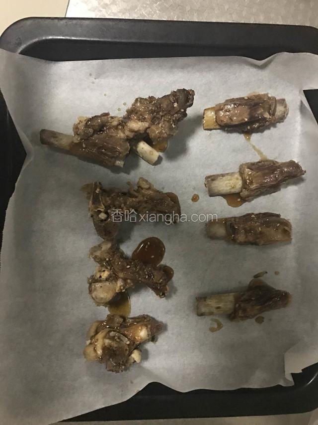 煨好后放入烤盘，剩余的汁料留着备用，烤箱预热后，200度上下火烤10分钟。