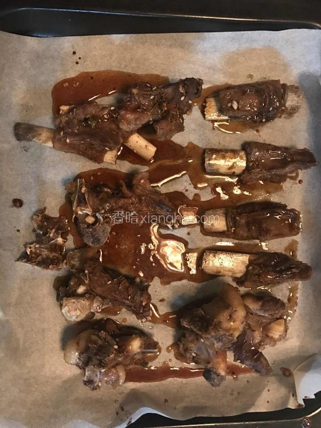 拿出，把剩余的汁料全部涂抹在羊排上，继续烤10分钟。