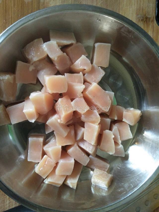 鸡胸肉洗净切丁