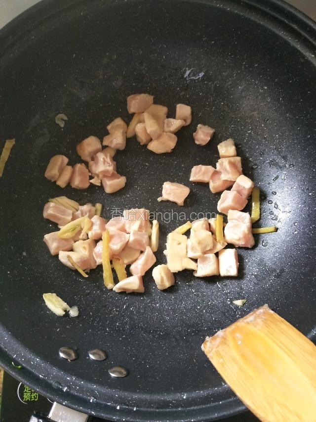 放入鸡肉炒至变色