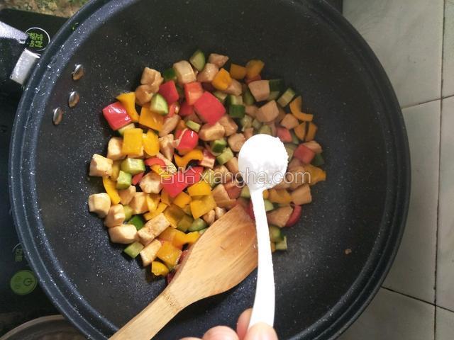 翻炒至熟，加入盐，白糖调味即可