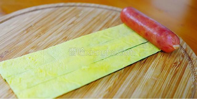 切好后，将鸡蛋皮和黄瓜片翻过来，蛋皮在上，黄瓜在下