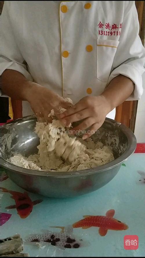 把面称好，放到盆里称水放盐，称泡打粉<br/>把泡打粉拌在面里拌匀开始和面，把水全部倒入面盆，用手抄面，从下往上抄，抄到面絮状，把油淋在面上，