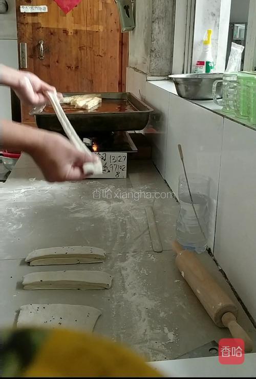 切条的比例 小剂子的宽度2.5，厚1，长度随意，注意这个是比例，具体根据自己需要炸的油条大小调整