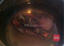 香菇黄豆炖鸡骨的做法图解1