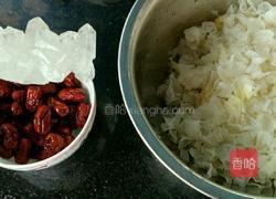 冰糖银耳的做法图解1