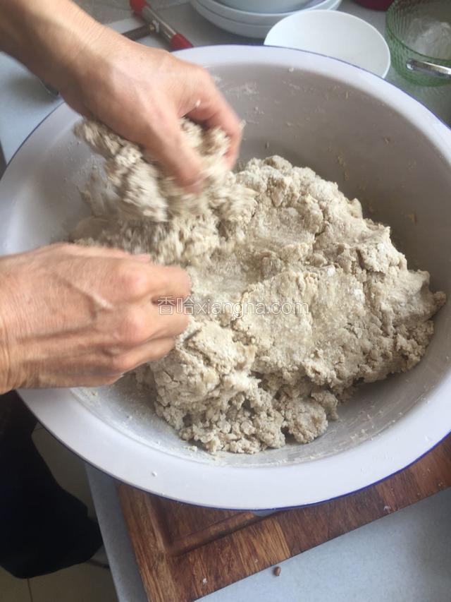搓干成面团。