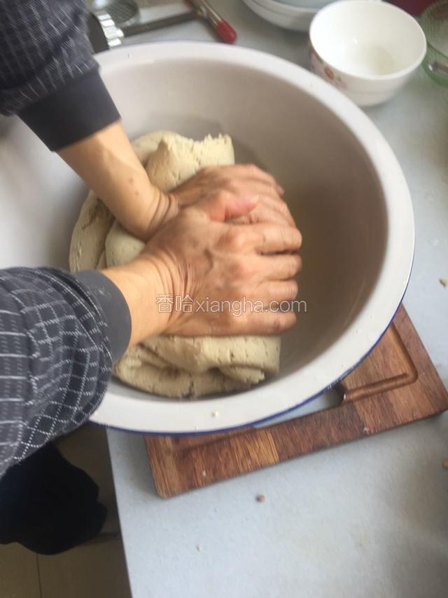 继续揉面，直至成光滑面团。