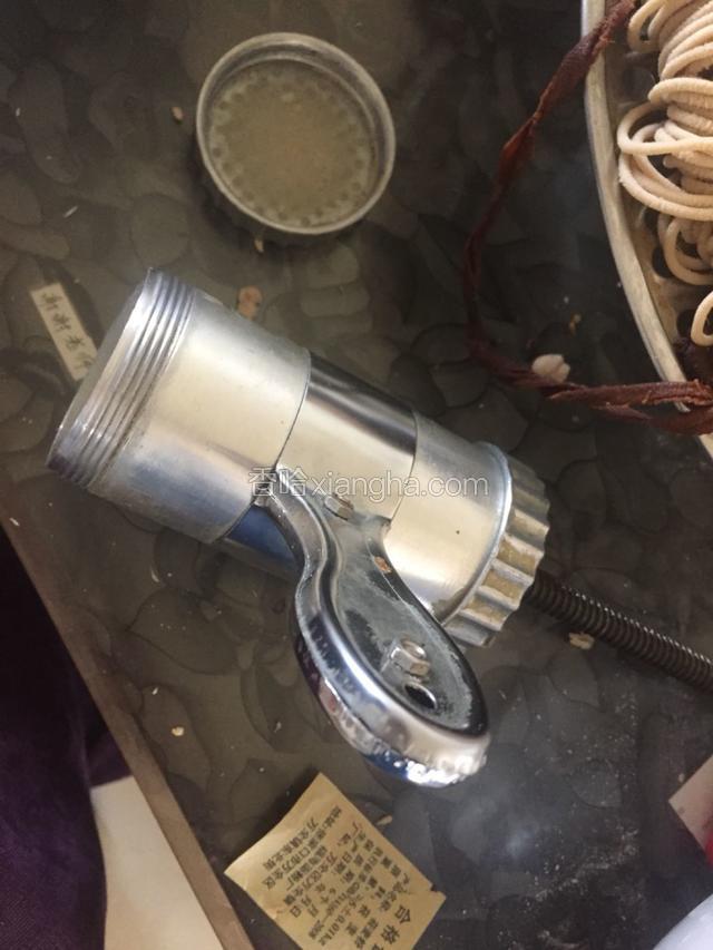 用简易饸饹压面器压出莜面。