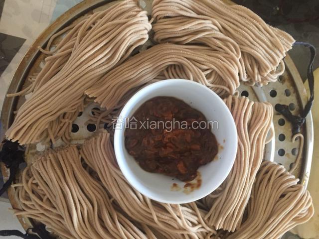 均匀摆放，中间放一碗黄豆酱或炸酱。