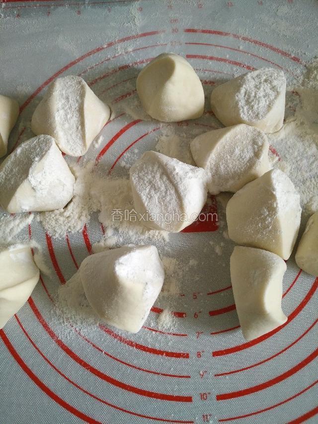 把发酵好的面团揉好切剂子