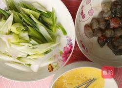 虾仁鸡蛋炒大葱的做法图解2