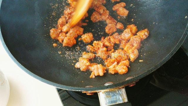 锅里倒适量的油把虾炒出红油。