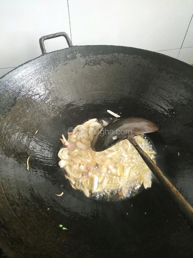 锅里放油稍多一点，油不热时就把切碎的葱花放入锅内慢火炸成糊葱花捞出备用