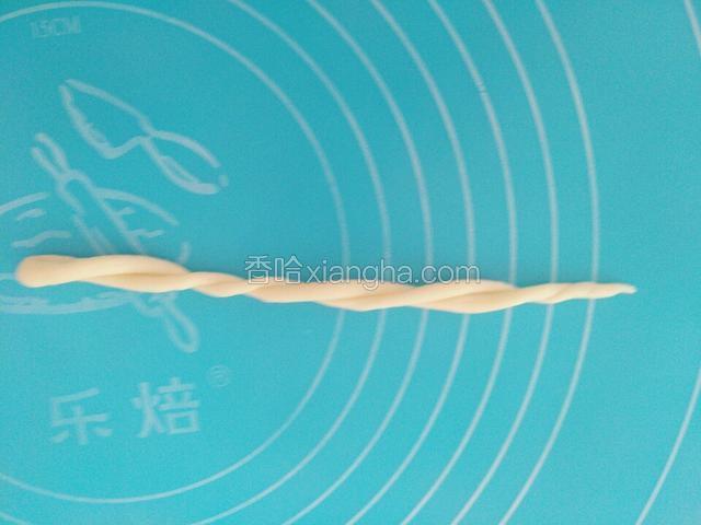 对折拧成麻花状