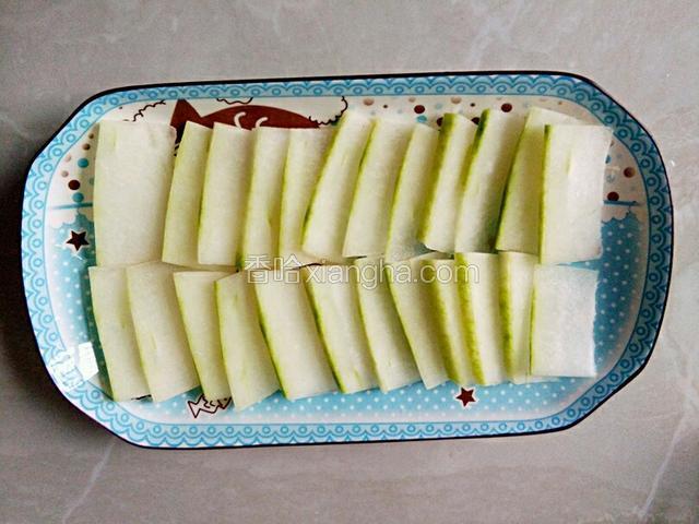 冬瓜去皮切薄片放入碗中码放整齐