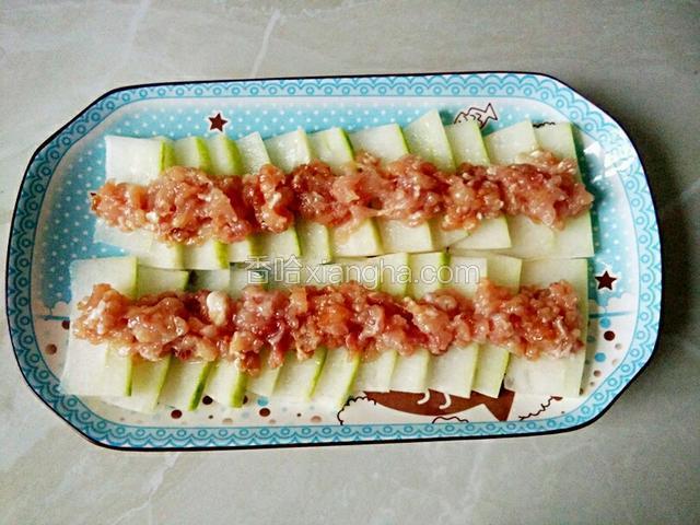腌好的肉馅码放在冬瓜片上