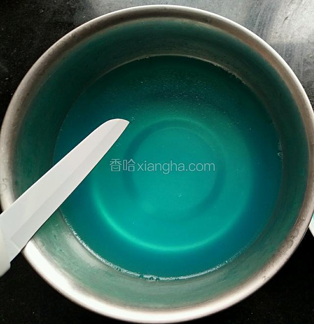 蓝色海洋冻从冰箱里拿出来，用刀划成小块，不用很规整，随意点。