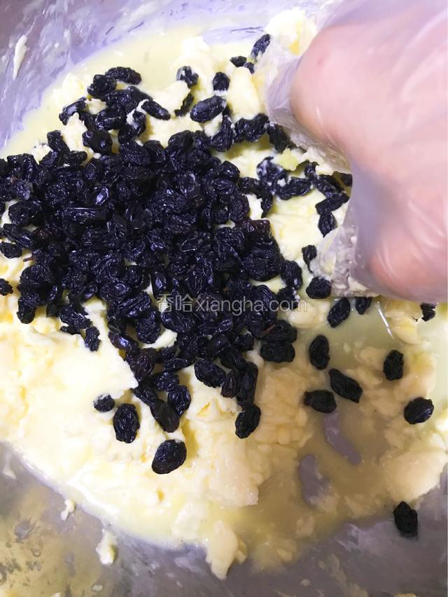 加入糖霜、蓝莓果干拌匀