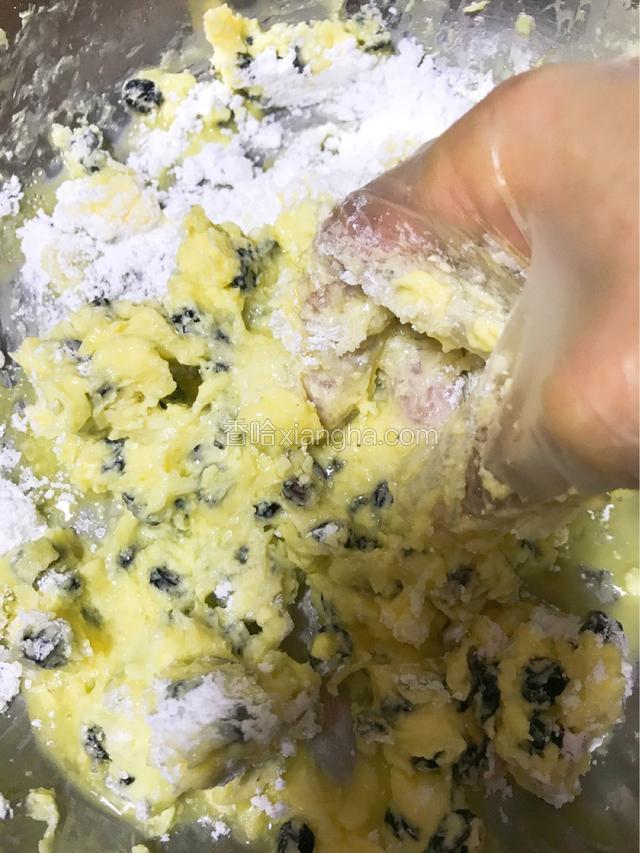 面粉分2次加入依次搅拌