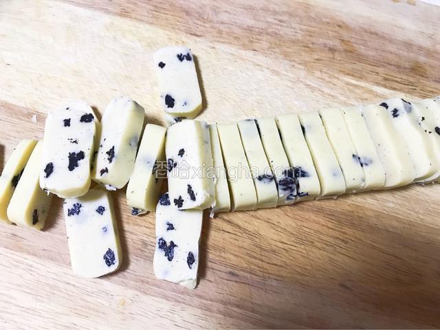 取出冷冻好的面切成厚度适中的小块