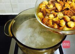 姬松茸猪骨煲汤的做法图解8