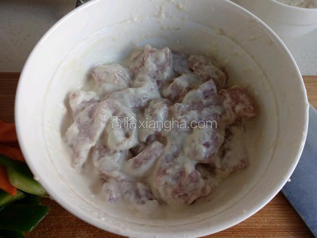 腌好的肉段加面粉、淀粉、少许水和匀。再加少许油搅拌至粘稠。面粉和淀粉比例3:1.