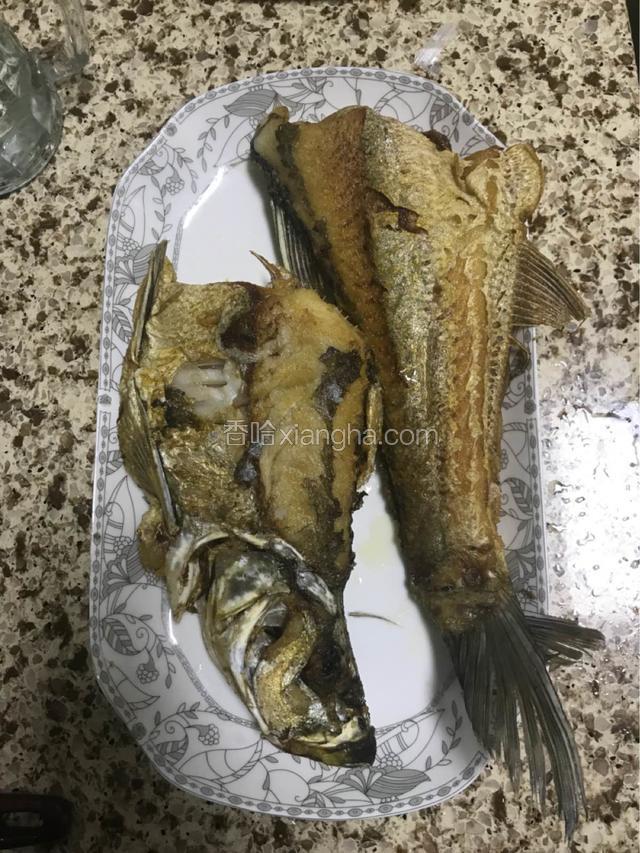 热锅凉油把鱼煎至焦黄。翻鱼注意别把鱼的造型整坏。