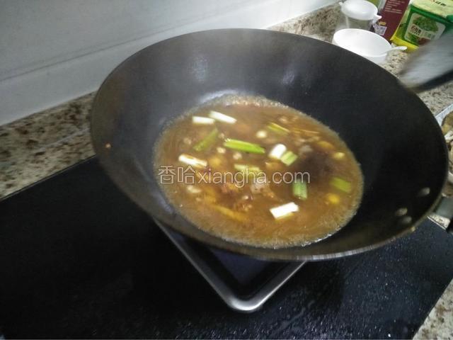 加水少许，刚好淹没鱼为妙。然后加糖三勺，醋两勺调味。