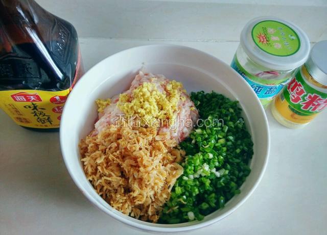 将猪肉馅、虾皮、香葱、老姜末，倒入一个大碗中，加入10克味极鲜酱油、2克盐、2克鸡精，用筷子顺着一个方向，将各种搅拌均匀。