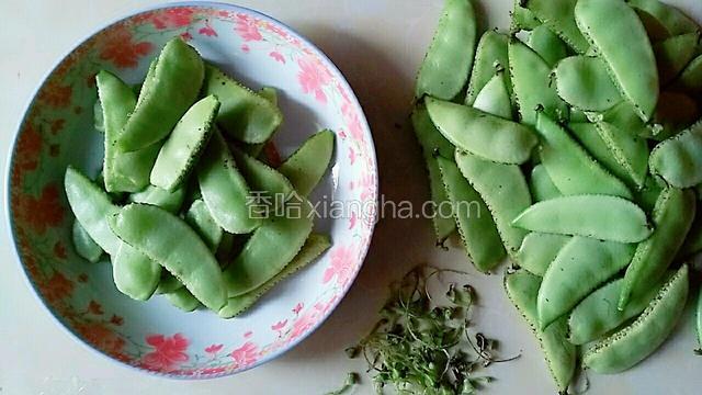 白扁豆从两头撕去老筋（如图），洗净待用～
