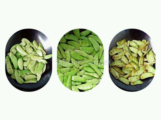 打开灶（中火），把锅烧干放适量玉米油，油烧六～七成热时，倒入扁豆炒干水份，转小火把扁豆两面稍微煎黄～