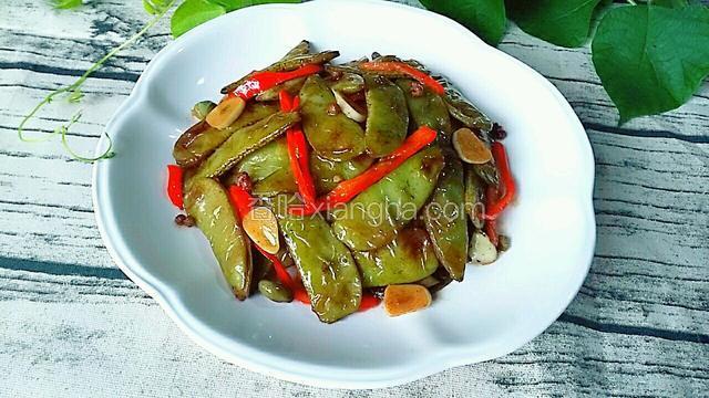 煮至扁豆汤汁将收干时放入少许盐和鸡精，翻炒几下即可装盘。